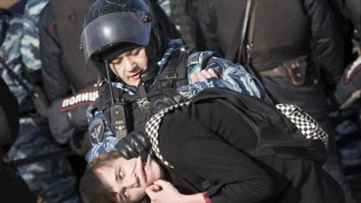 Un policía detiene a un manifestante, en Moscú.-ALEXANDER ZEMLIANICHENKO