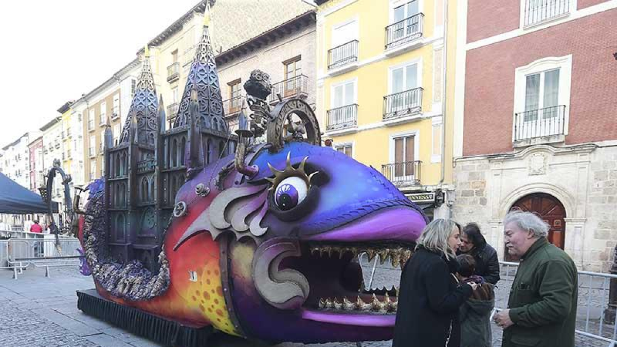La sardina junto a su creador, Cristino Díez, en una imagen de archivo.