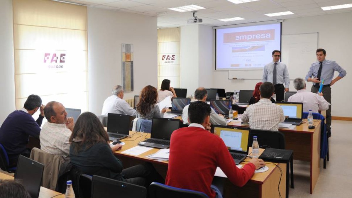 Encuentro de las nueve provincias integradas en la red de Oficinas de Transferencia celebrada ayer.-ISRAEL L. MURILLO