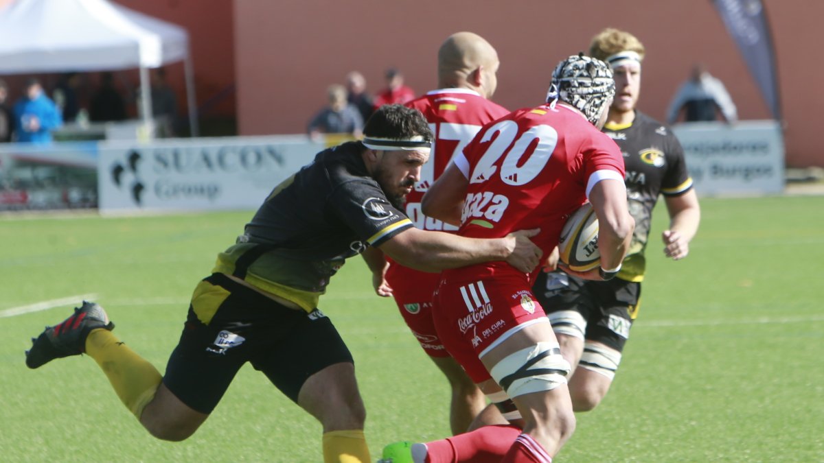 Jorge Fuente placa a un rival. RAÚL OCHOA