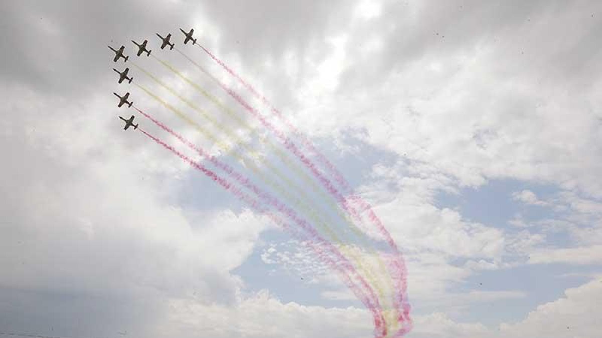 Los siete cazas de la Patrulla, en formación cuña, dejan la estela de la bandera española en el cielo ante la expectación generalizada.-RAÚL G. OCHOA