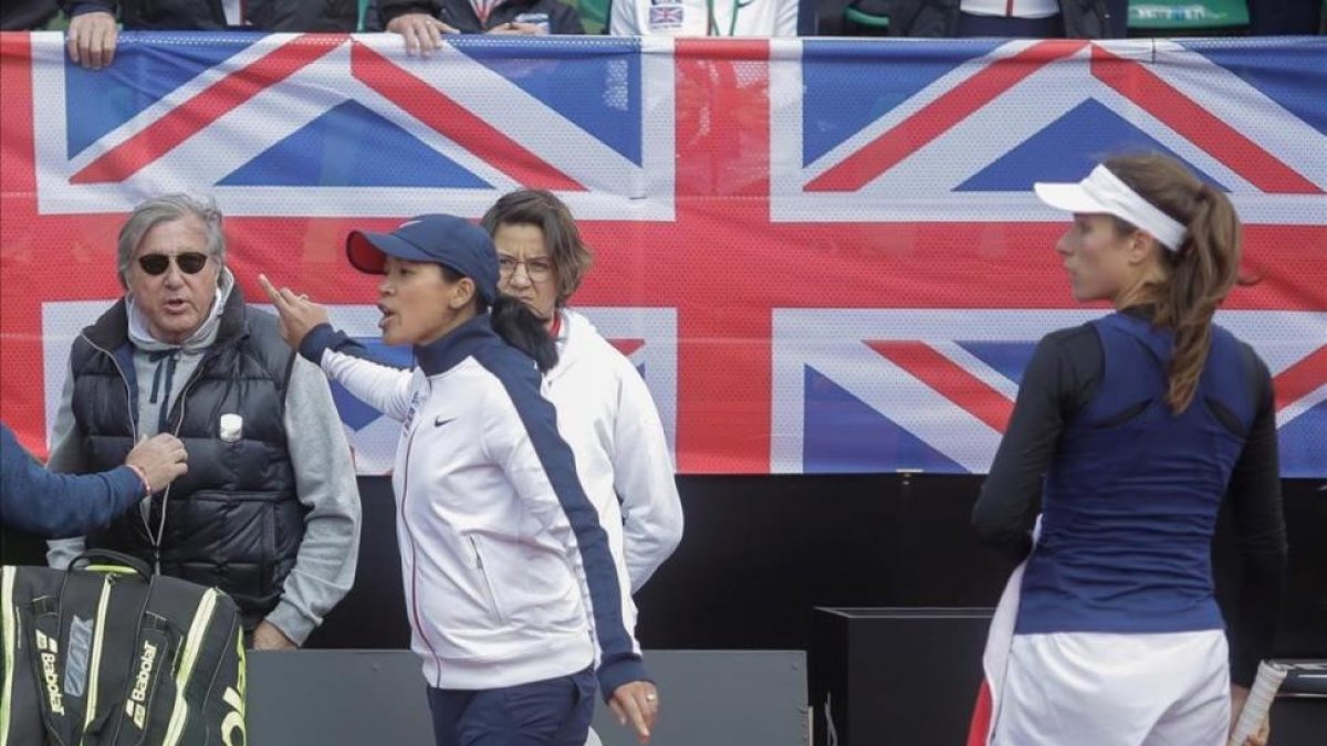 La capitana de Gran Bretaña Anne Keothavong señala a Nastase durante el partido de Copa Federación-AGENCIA