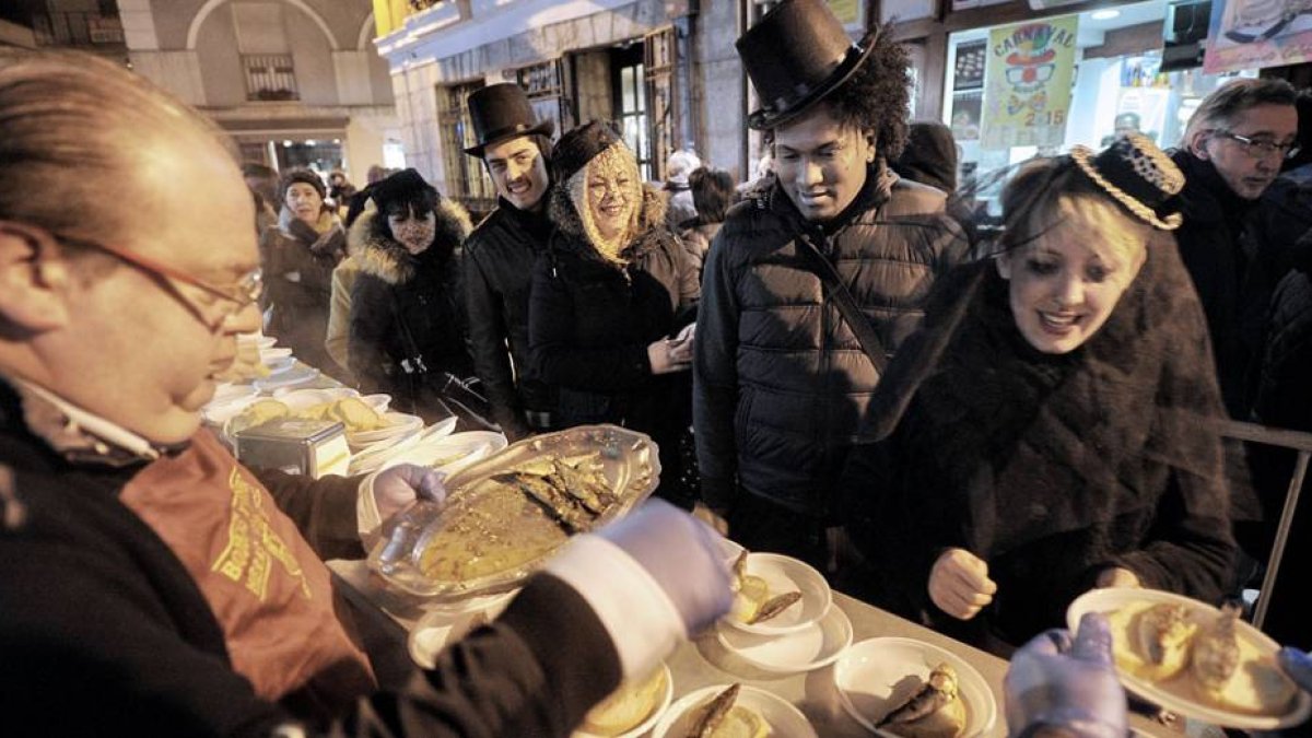 Los burgaleses apuraron el último día de carnaval para disfrazarse mientras disfrutaron de las sardinas fritas servidas por los hosteleros del centro.-ISRAEL L. MURILLO