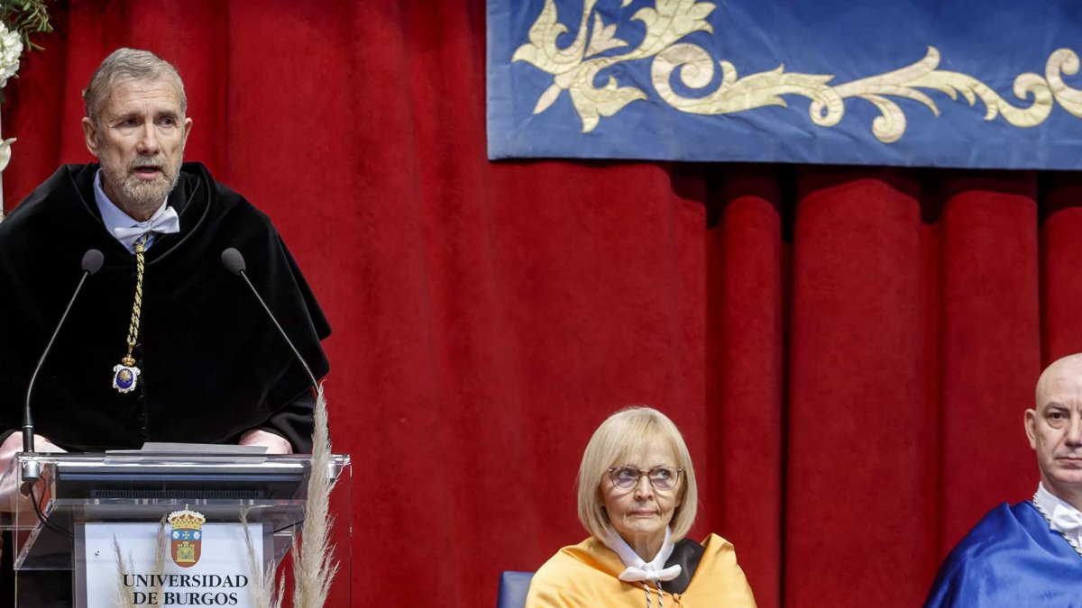 El rector de la UBU, Manuel Pérez Mateos, durante su discurso en la Fiesta de la Universidad 2023. SANTI OTERO