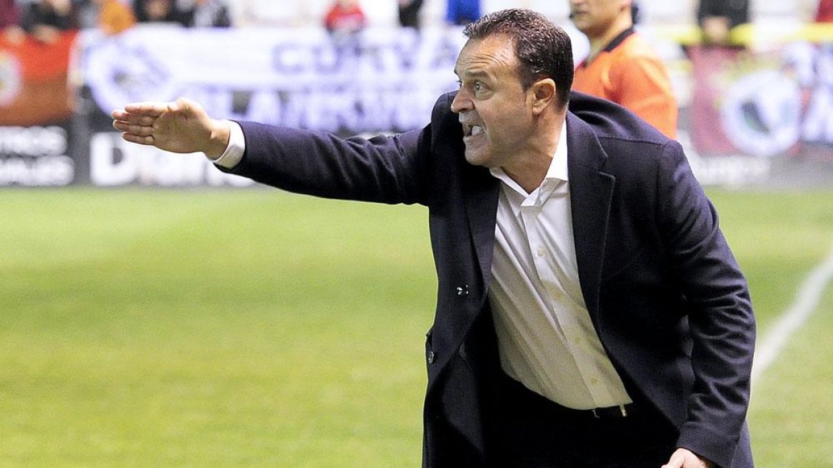 José María Salmerón corrige la posición de sus jugadores en el choque de ayer-Israel L. Murillo