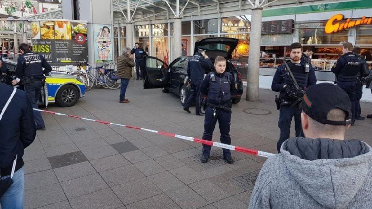 Agentes ante el vehículo del atacante en Heidelberg.-AP / R. PRIEBE