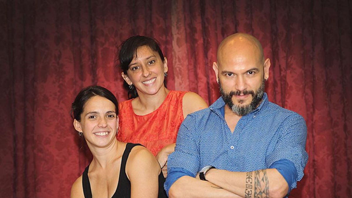 Sara Olmo (i.), Maruxa Salas y Pepe Hevia, ayer por la mañana en el vestíbulo del Teatro Principal.-Israel L. Murillo