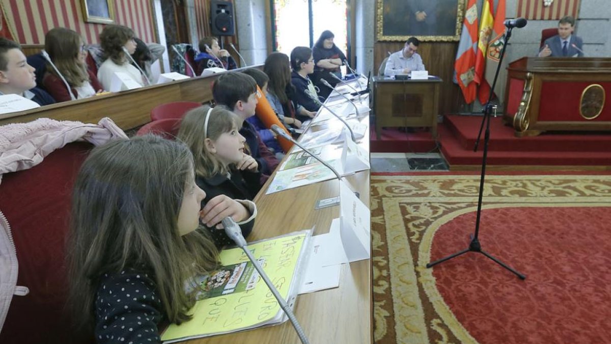 Los niños durante un pleno de la infancia en el Ayuntamiento de Burgos.-RAÚL OCHOA