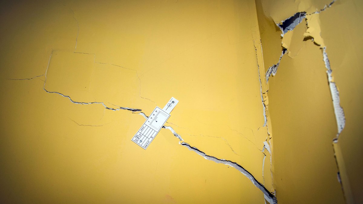 Grietas y humedades en las casas y calles del barrio de Villatoro. TOMÁS ALONSO