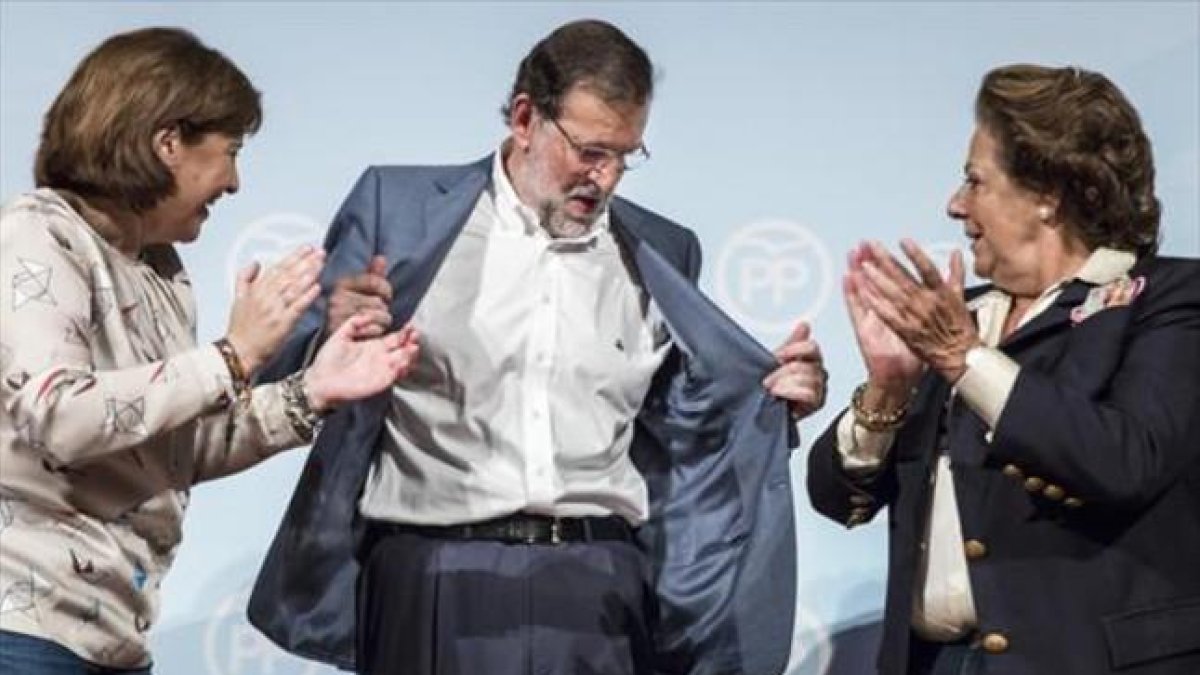 El presidente del Gobierno en funciones, Mariano Rajoy, en un acto junto a la presidenta del PP valenciano, Isabel Bonig y Rita Barberà, exalcaldesa de Valencia.-MIGUEL LORENZO