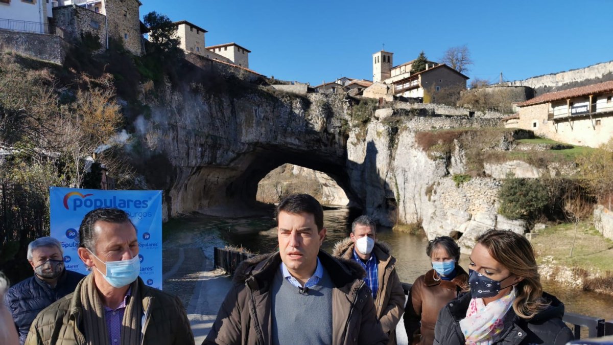 Ibáñez en Puentedey junto a miembros de su candidatura. ECB
