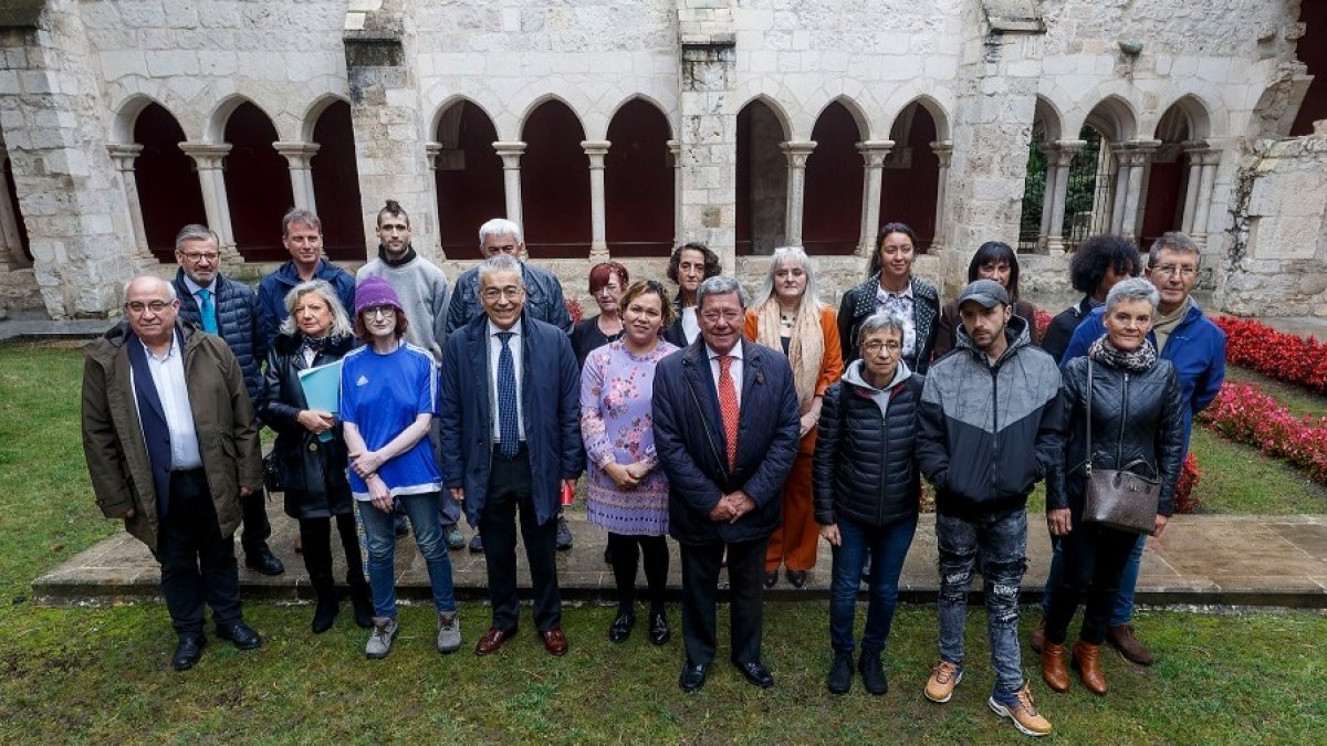 Foto de familia con los alumnos del Programa Mixto de Formación y Empleo. SANTI OTERO
