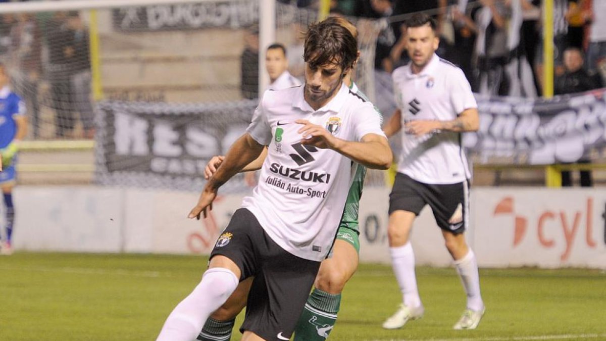 Andrés regresó al lateral derecho después de perderse el choque ante la Arandina por sanción.-ISRAEL L. MURILLO