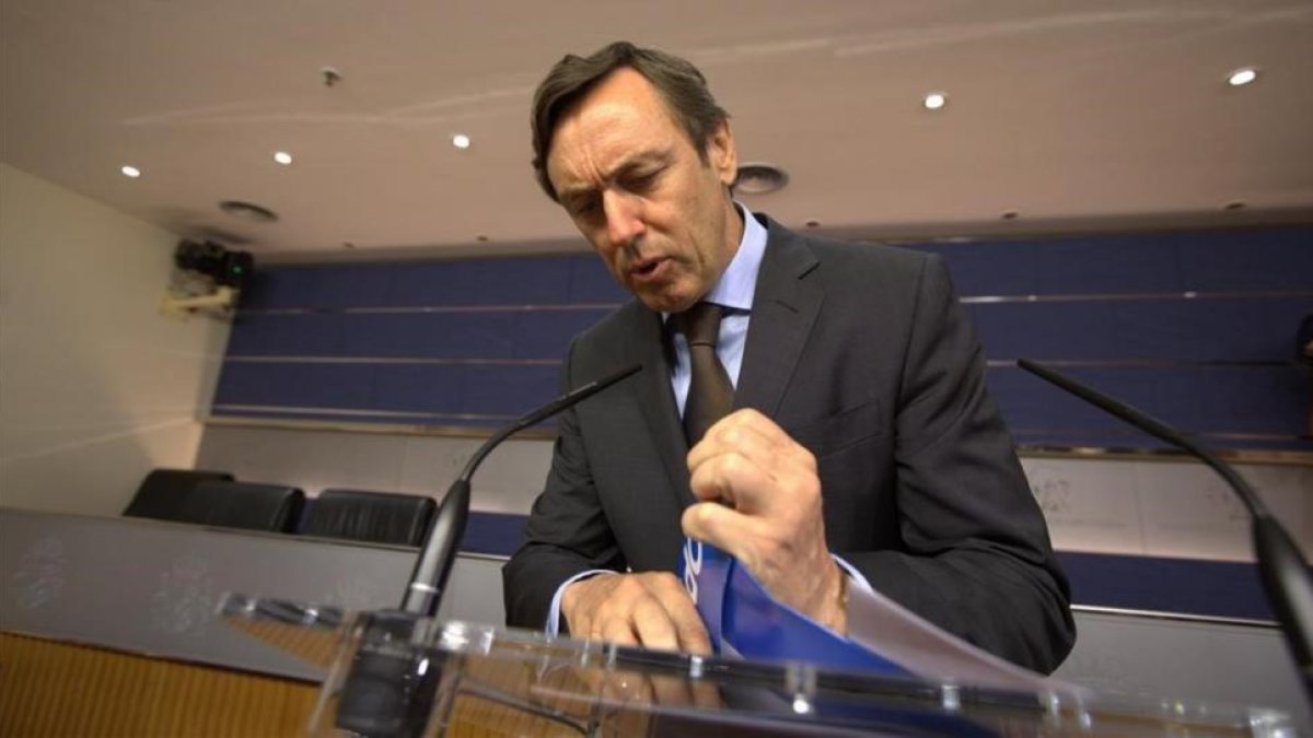 Rafael Hernando se prepara para la rueda de prensa que ha ofrecido este martes en el Congreso-DAVID CASTRO