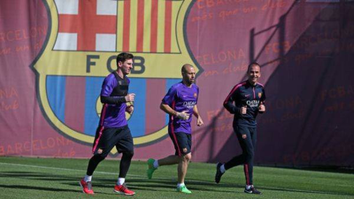 Messi y Mascherano entrenando hoy en la ciudad deportiva del Barcelona.-Foto: F.C.BARCELONA