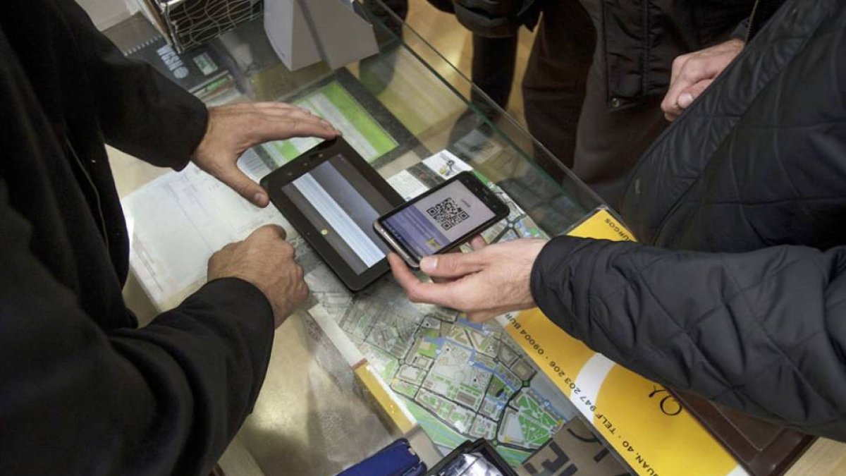 Pruebas del sistema de pago con móvil en un comercio realizadas en Burgos en 2013.-SANTI OTERO