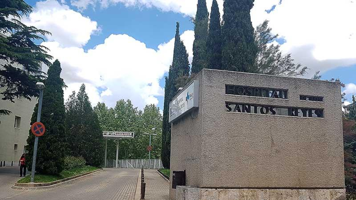 Entrada del hospital Santos Reyes de Aranda de Duero. ECB