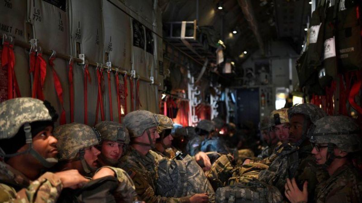 Trump  aseguró que podría enviar hasta 15 000 militares a la frontera con Mexico ante la llegada de una caravana con miles de inmigrantes que se originó en Honduras y que ahora cruza México en dirección al territorio estadounidense.-EPA/DVIDS