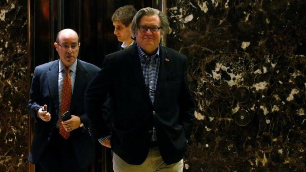 Bannon sale de las oficinas de Trump en la Trump Tower, en Nueva York, el 11 de noviembre.-REUTERS / CARLO ALLEGRI