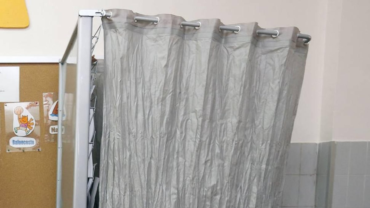 Un ciudadano ejerce su derecho a voto.-ISRAEL L. MURILLO