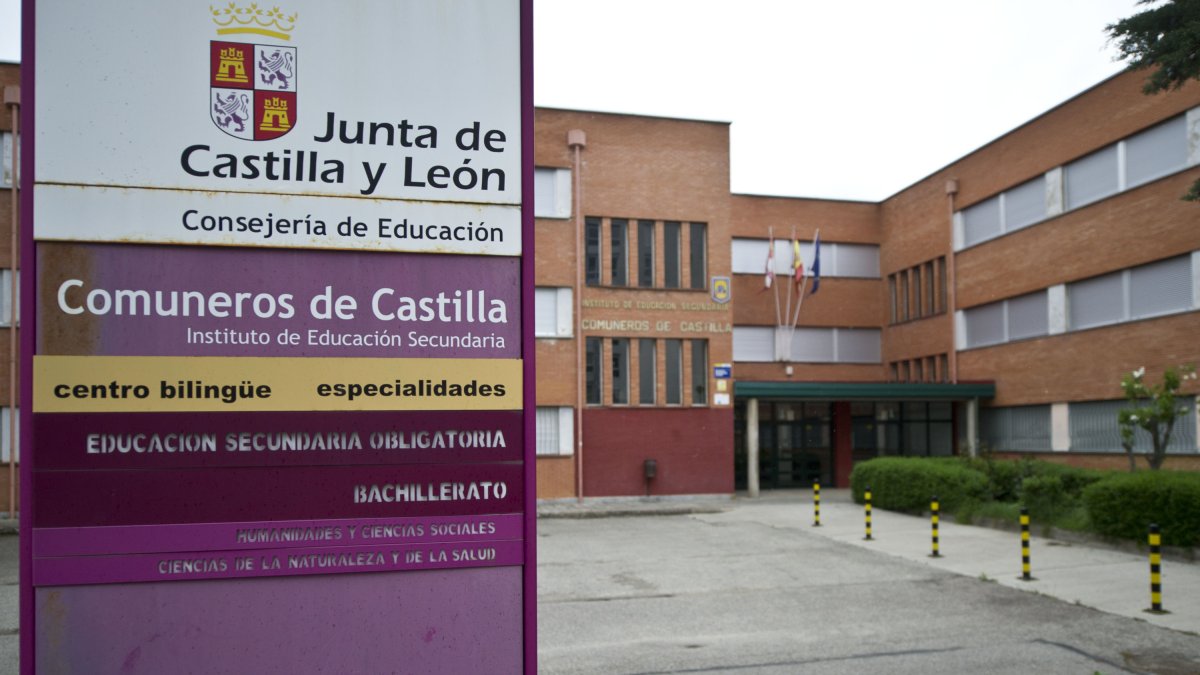 Los institutos, tan llenos de vida durante el curso escolar, están ahora vacíos esperando tiempos mejores. En la imagen, el Comuneros de Castilla. ISRAEL L. MURILLO