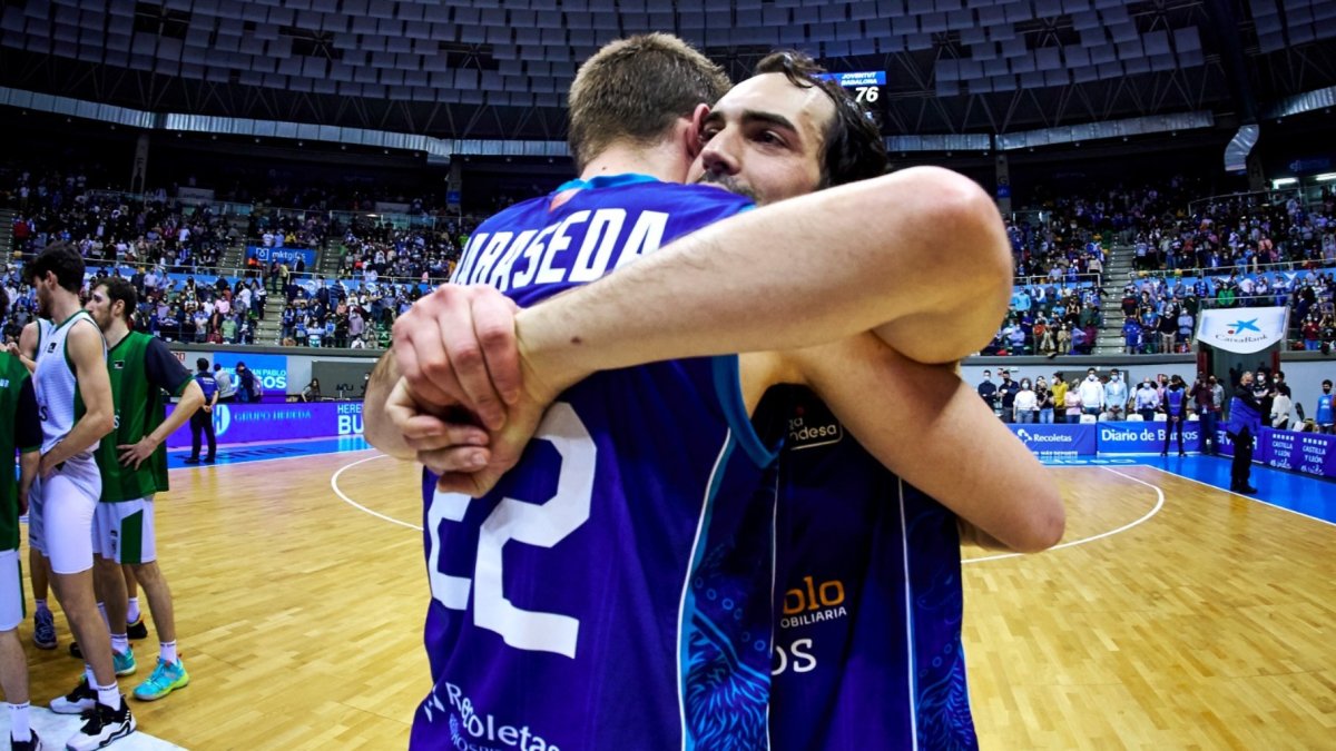 Rabaseda y Benite se abrazan tras el partido. SPB