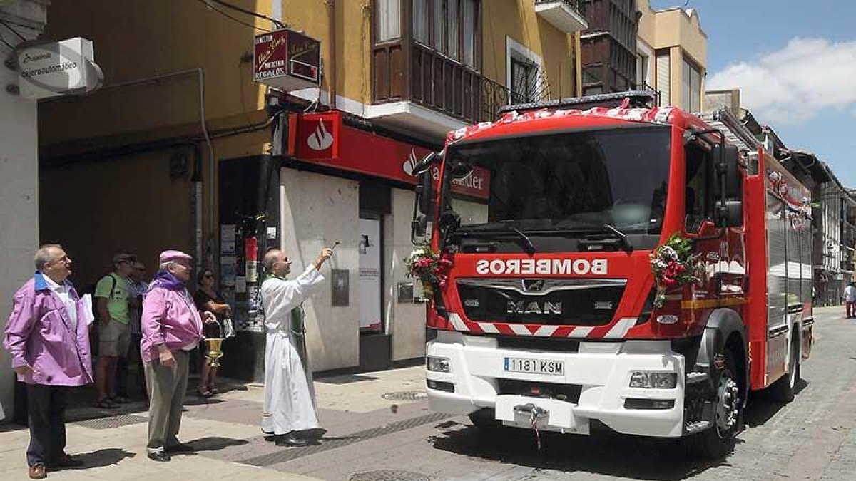 El sacerdote bendijo todos los vehículos que desfilaban, entre ellos el nuevo camión de los bomberos voluntarios de Briviesca.-G.G.