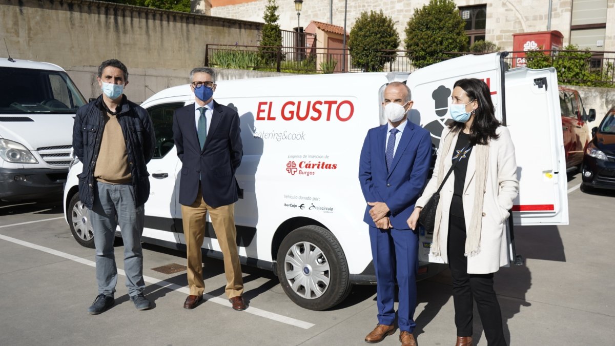 Ibercaja y Fundación Cajacírculo entregan a Cáritas de un vehículo acondicionado para el transporte de alimentos. ECB
