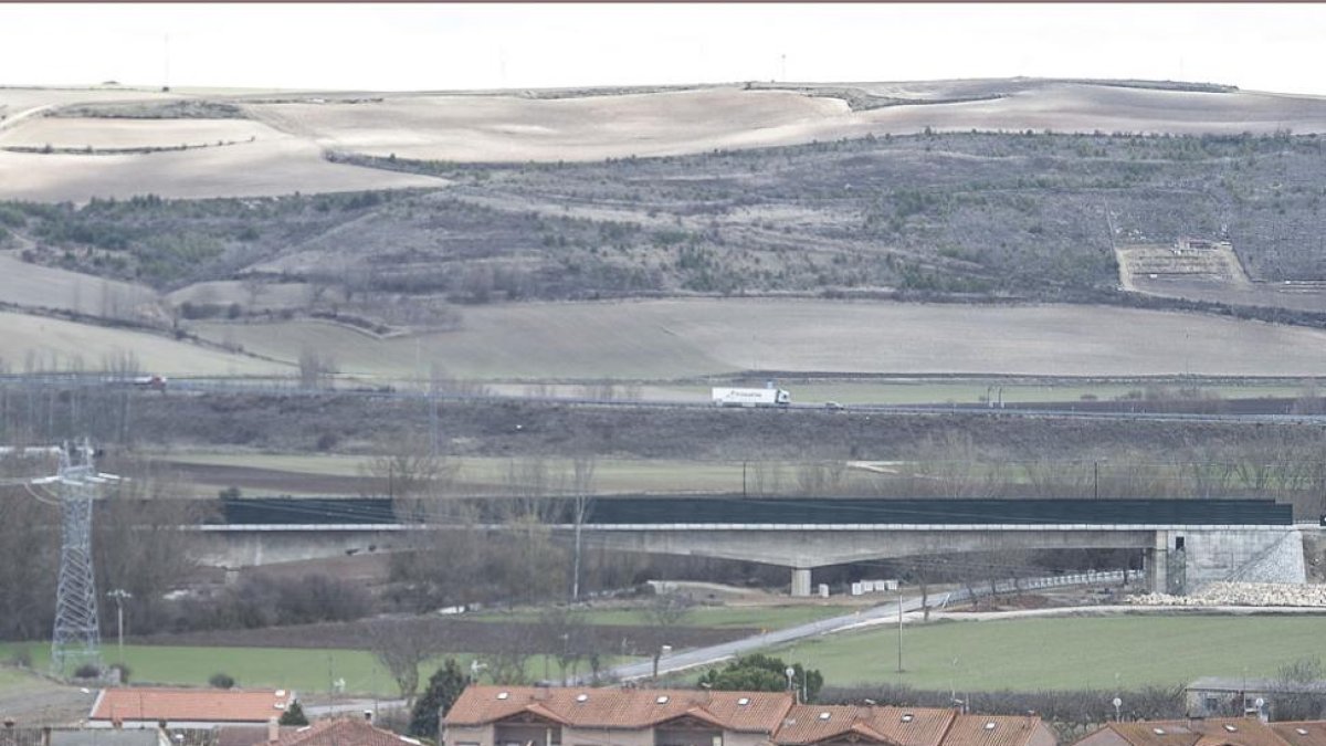 Este es el aspecto del puente ayer, en vísperas de su demolición.-I. L. MURILLO