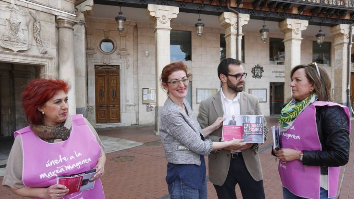 Maite Pagazaurtundúa pasea por la Plaza Mayor con Rosario Pérez Pardo y Sergio Carpio.-RAÚL G. OCHOA
