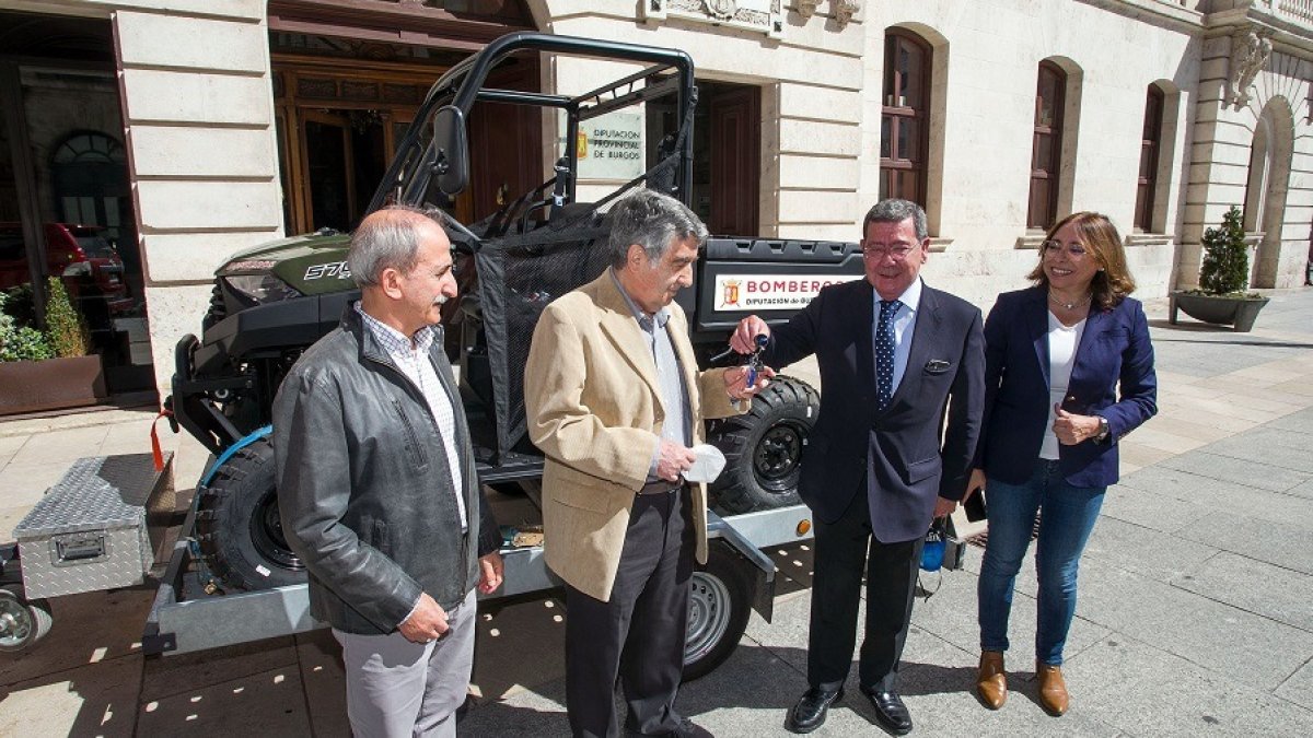 El alcalde de la Diputación, César Rico, entrega las llaves de un vehículo de montaña para bomberos al alcalde de Pradoluengo, Antonio Miguel Araúzo. TOMÁS ALONSO