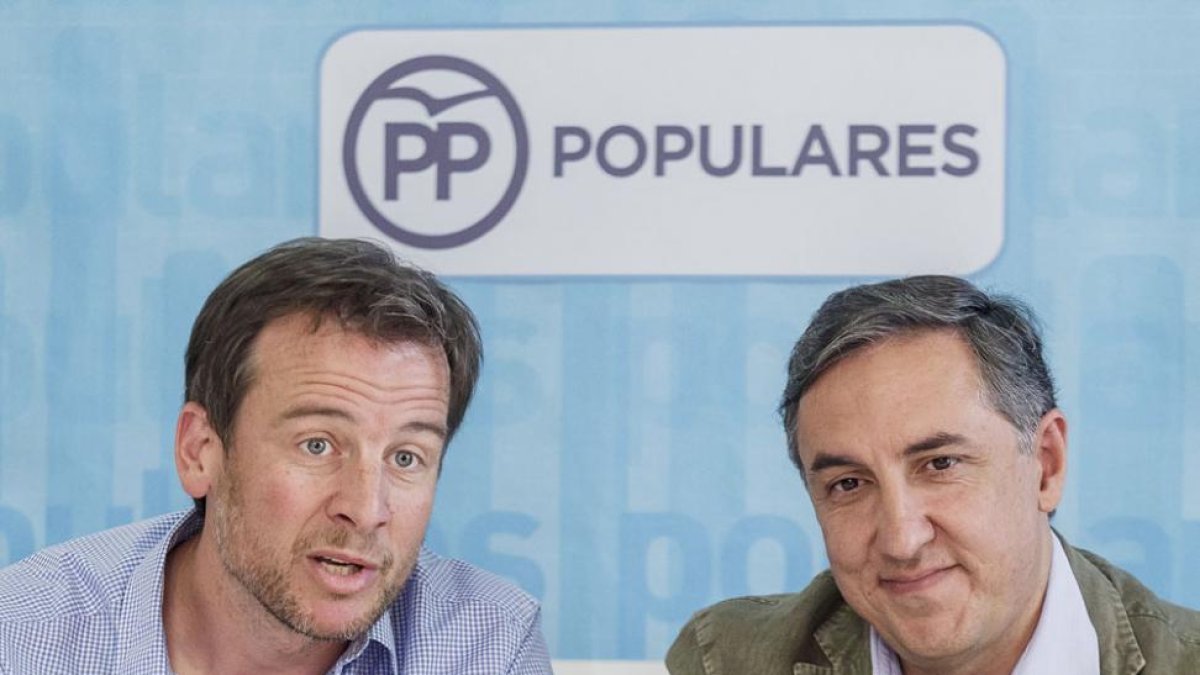 Borja Suárez y José Ramón García, ayer en la sede del PP.-SANTI OTERO
