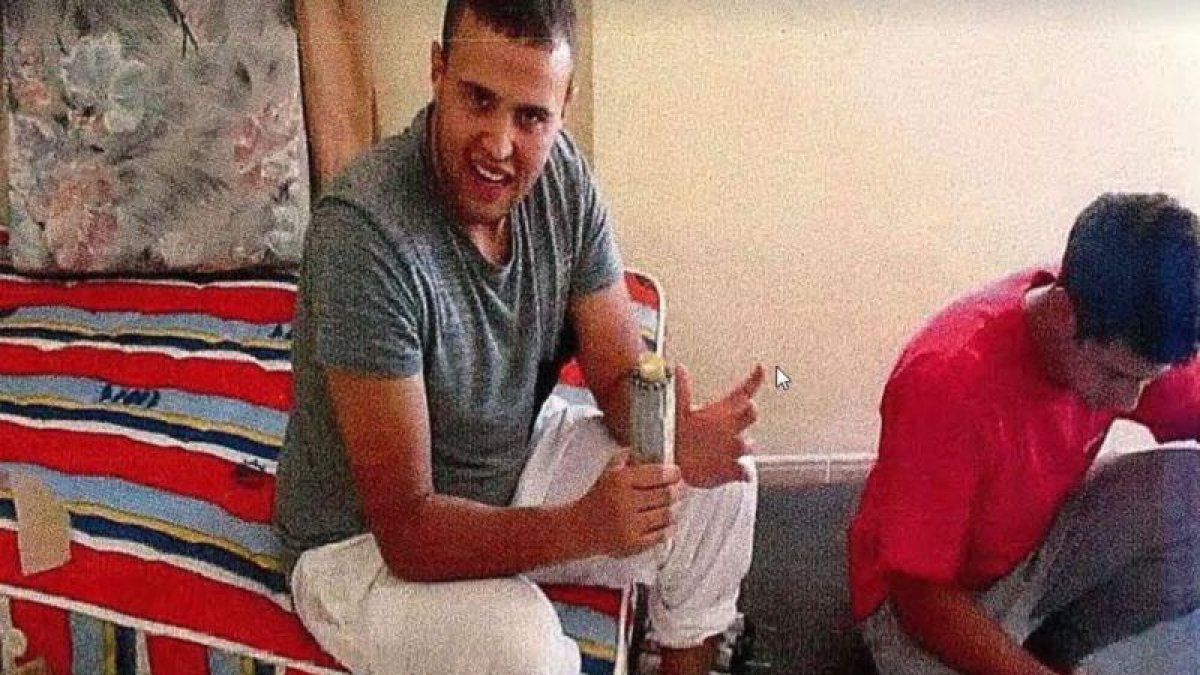 Mohamed Hychami, con una granada de mano, que fabricaba siguiendo páginas de internet.-EL PERIÓDICO