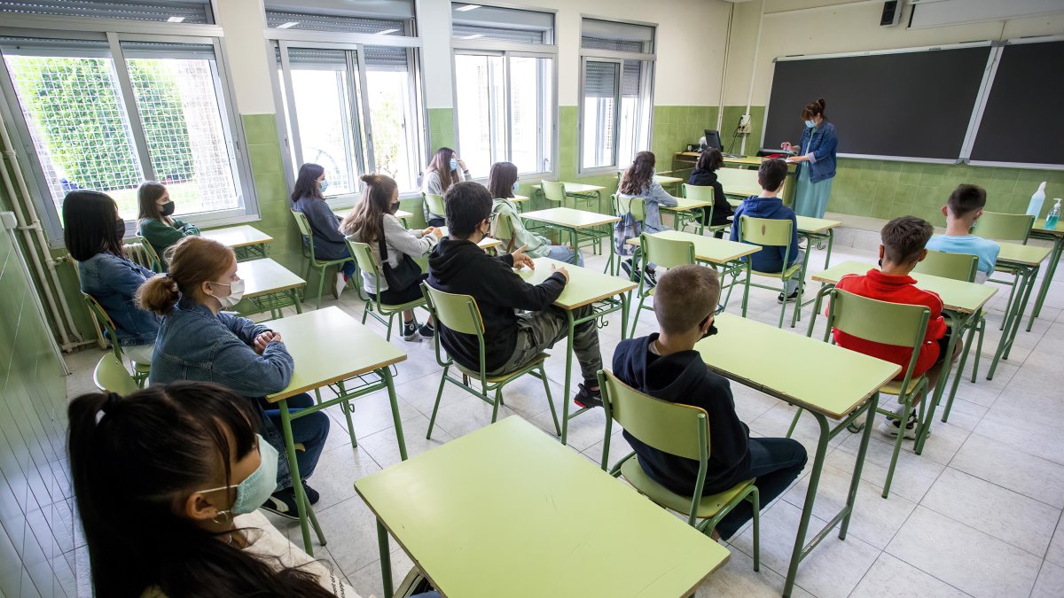 Los alumnos de Secundaria y Bachillerato ordinario empezaron ayer las clases. SANTI OTERO