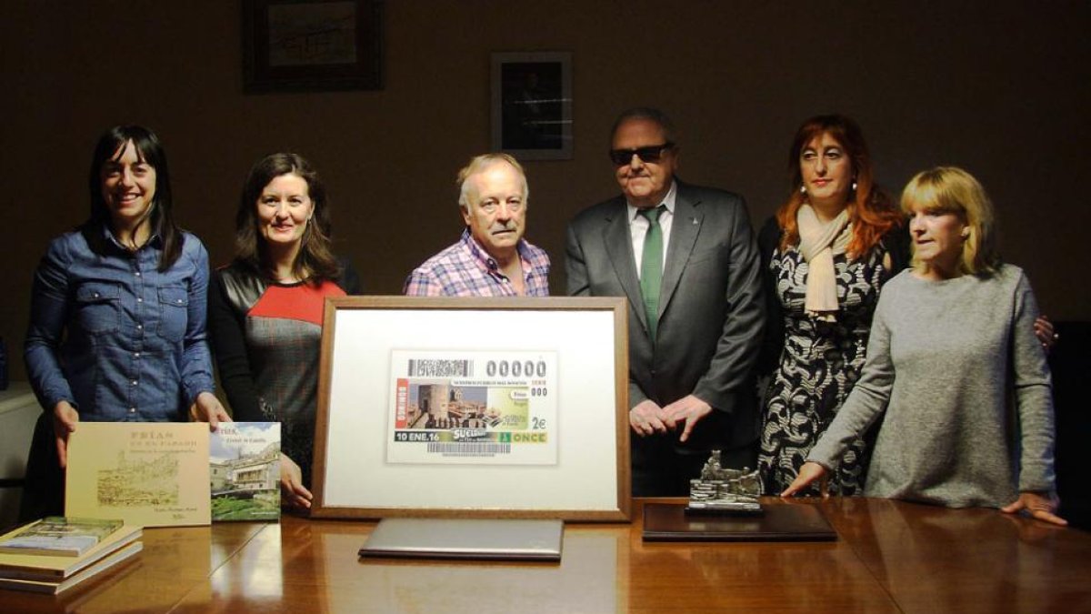 El salón de plenos acogió la presentación del cupón con la imagen de la ciudad.-G.G.