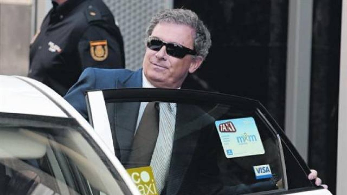 Jordi Pujol Ferrusola sube a un taxi tras declarar ante el juez Ruz.-Foto: DAVID CASTRO