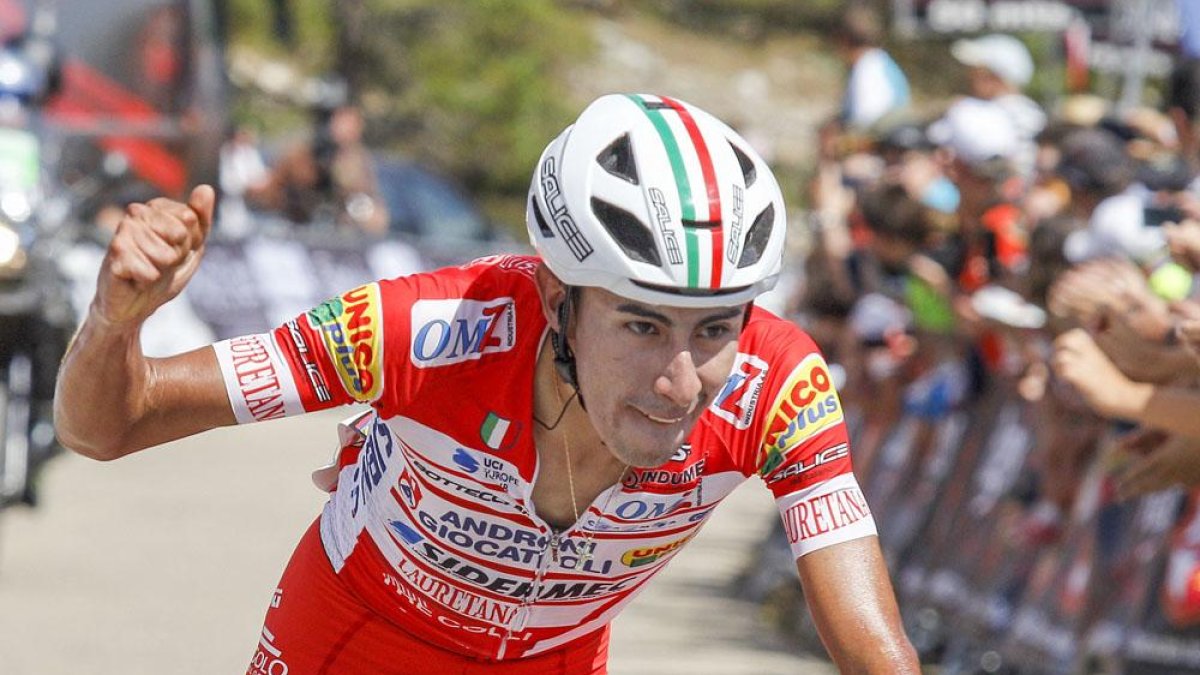 Iván Ramiro Sosa celebra su doble victoria una vez que atraviesa la línea de meta.-SANTI OTERO