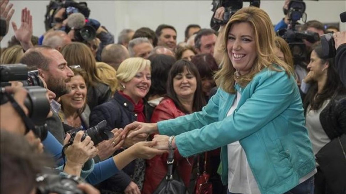 La presidenta andaluza, Susana Díaz, celebra su victoria en las elecciones autonómicas de 2015 luciendo la chupa turquesa.-JULIO MUÑOZ