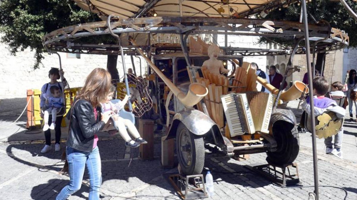 Atracción de calle para los más pequeños en la plaza de la Libertad.-ICAL