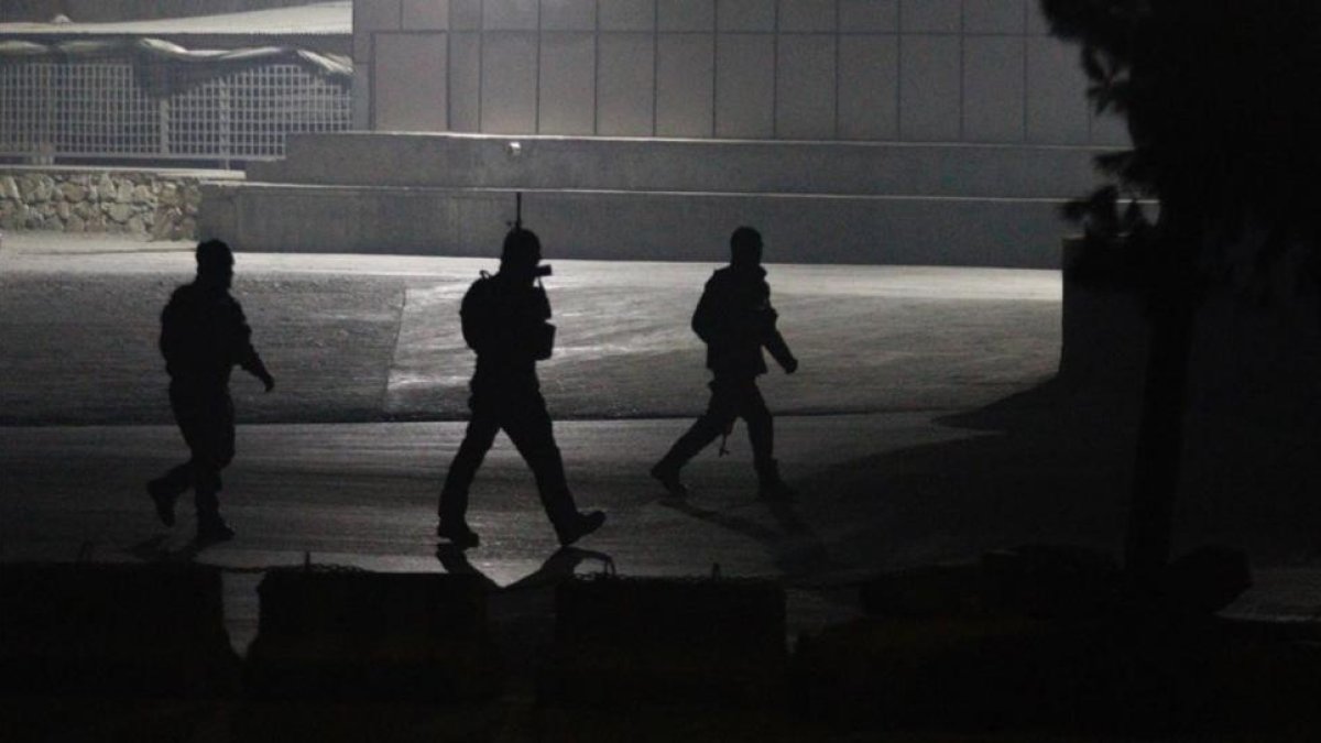 Agentes de las fuerzas de seguridad afganas toman posiciones cerca del lugar del ataque, en Kabul, el 20 de enero.-EFE / JAWAD JALALI