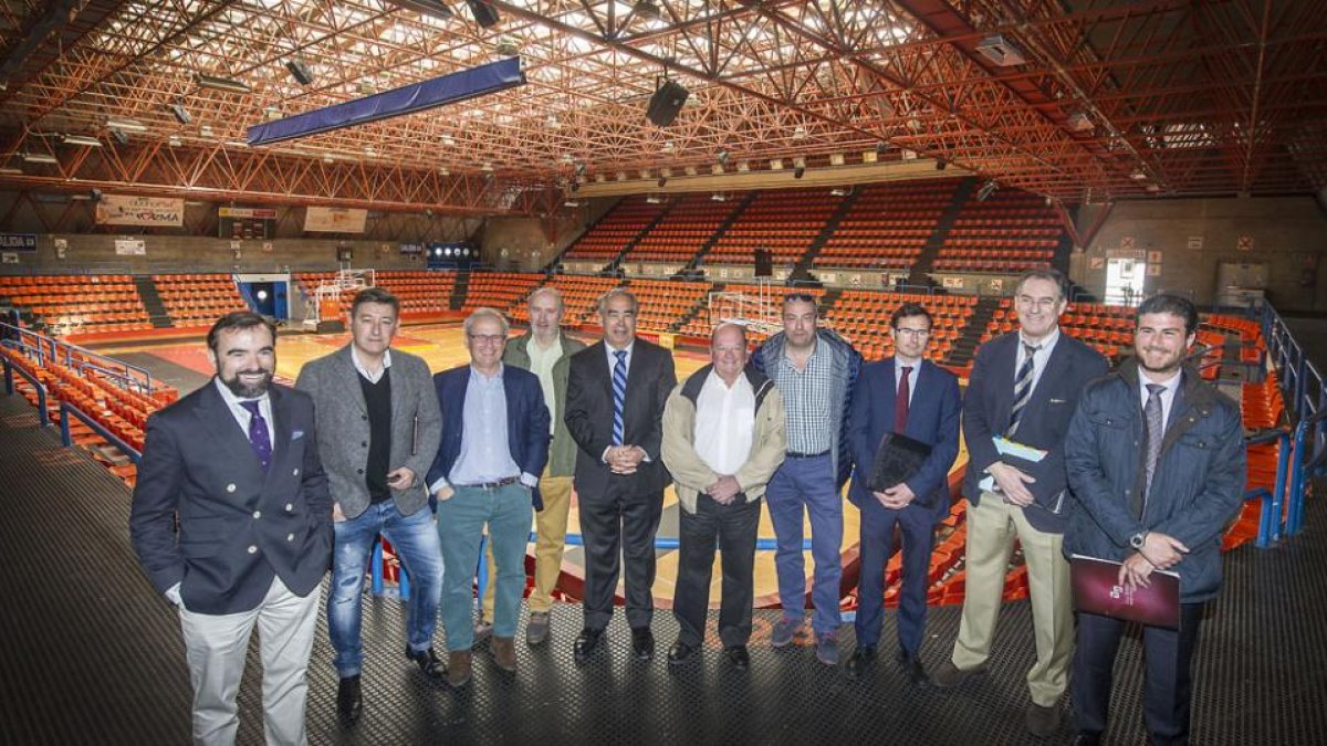 La directiva del CB Tizona posa con parte de su equipo de abogados, ayer, en el pabellón de El Plantío.-ISRAEL L. MURILLO