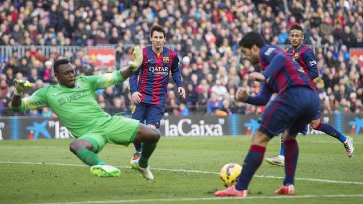 Kameni, frente al tridente formado por Suárez, Messi y Neymar, en una jugada invalidada por el línier durante el partido entre el Barcelona y el Málaga en el Camp Nou.-Foto: JORDI COTRINA