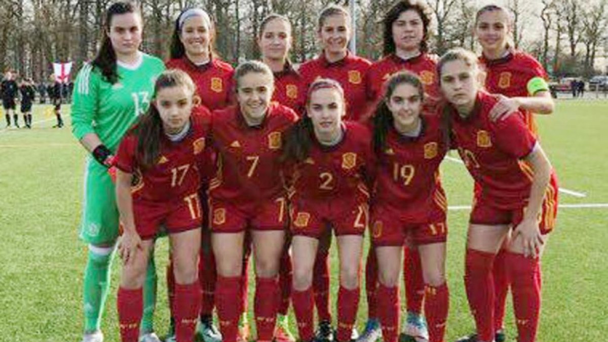 Iria Castro -de pie segunda por la derecha- ha jugado como titular los tres partidos de España en Inglaterra-ECB