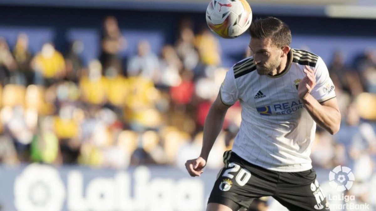 Grego despeja un balón. LALIGA