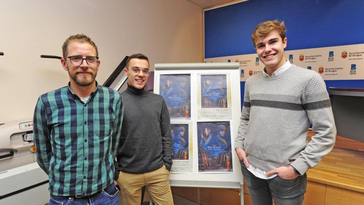El concejal de juventud Josué Temiño acompaño a Ramón Caramés y Jorge Tudanca en la presentación del largometraje.-ISRAEL L. MURILLO