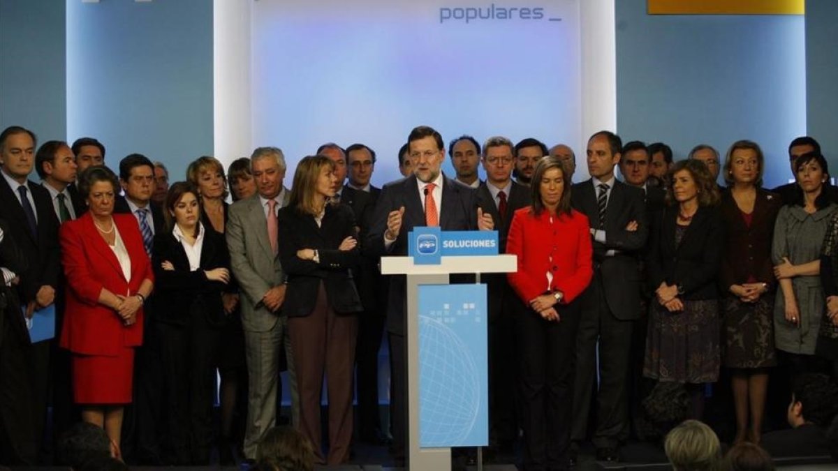 Rajoy, arropado por el comité ejecutivo del PP, denuncia que la Gürtel es una trama contra el PP, en febrero del 2009.-AGUSTÍN CATALÁN