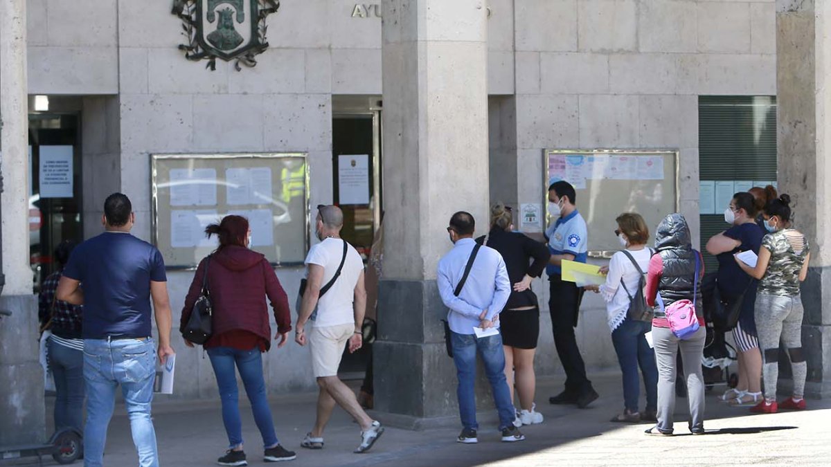 Varias personas esperan para realizar gestiones en el Ayuntamiento.