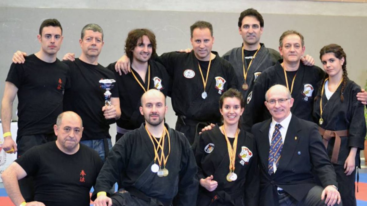 La formación del Todo Burgos posa con los trofeos conseguidos.-ECB