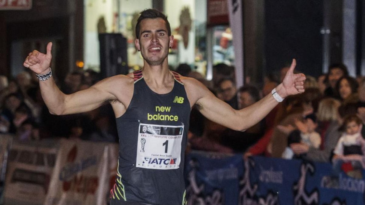 Dani Arce (New Balance) celebra la victoria conseguida en la línea de meta de la San Silvestre Cidiana 2015.-SANTI OTERO