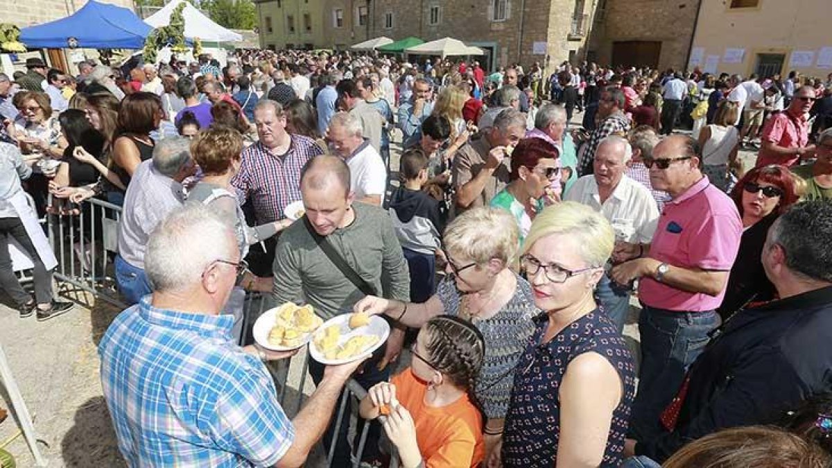 La Plaza Mayor de Tardajos volvió a llenarse con motivo de la Fiesta de Exaltación de la Patata, que cada año reúne a centenares de asistentes.-RAÚL G. OCHOA